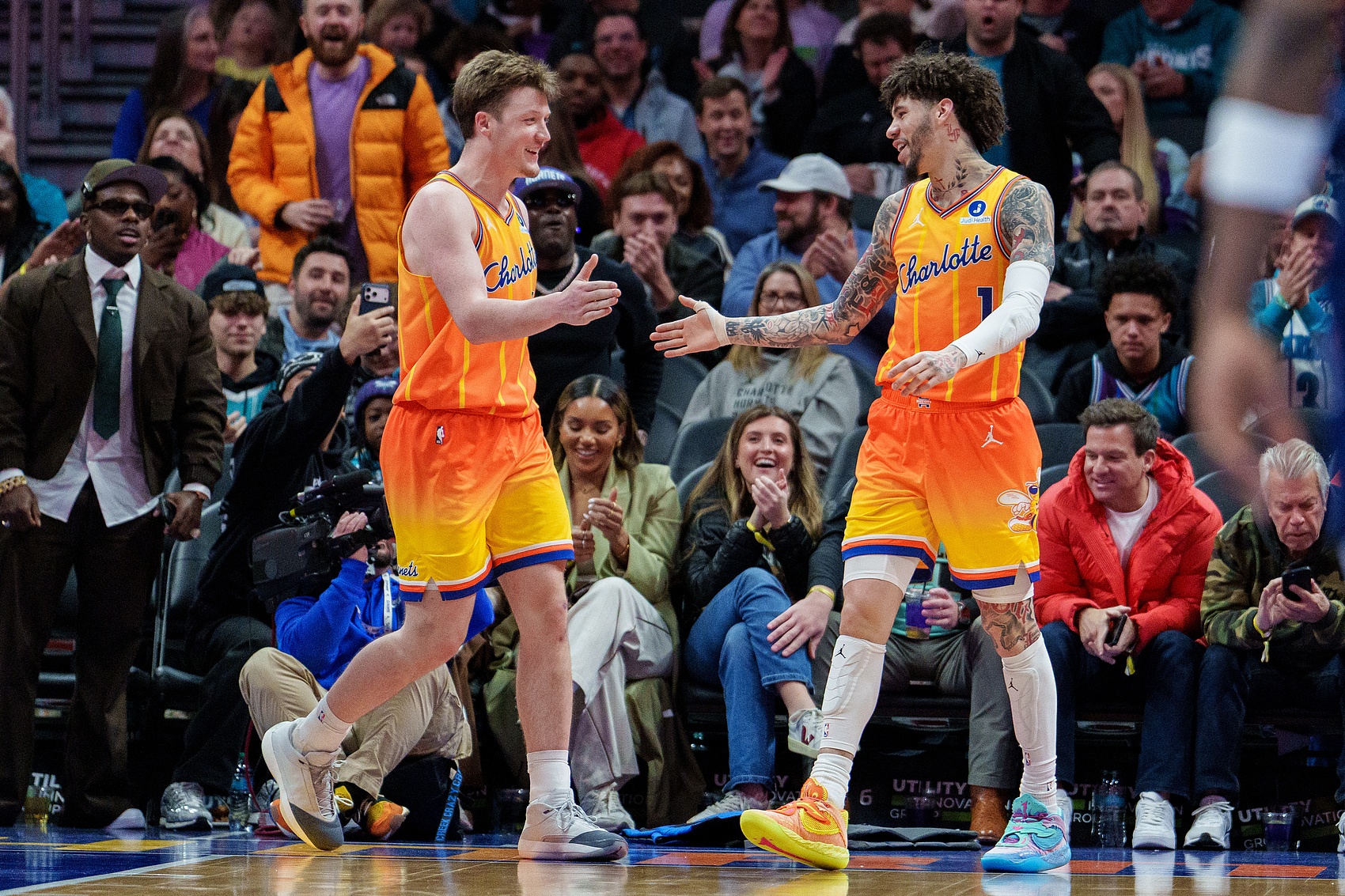 意昂娱乐-黄蜂自26年以来进攻第1&amp;防守第5&amp;净效率第1 场均进17.8三分第1