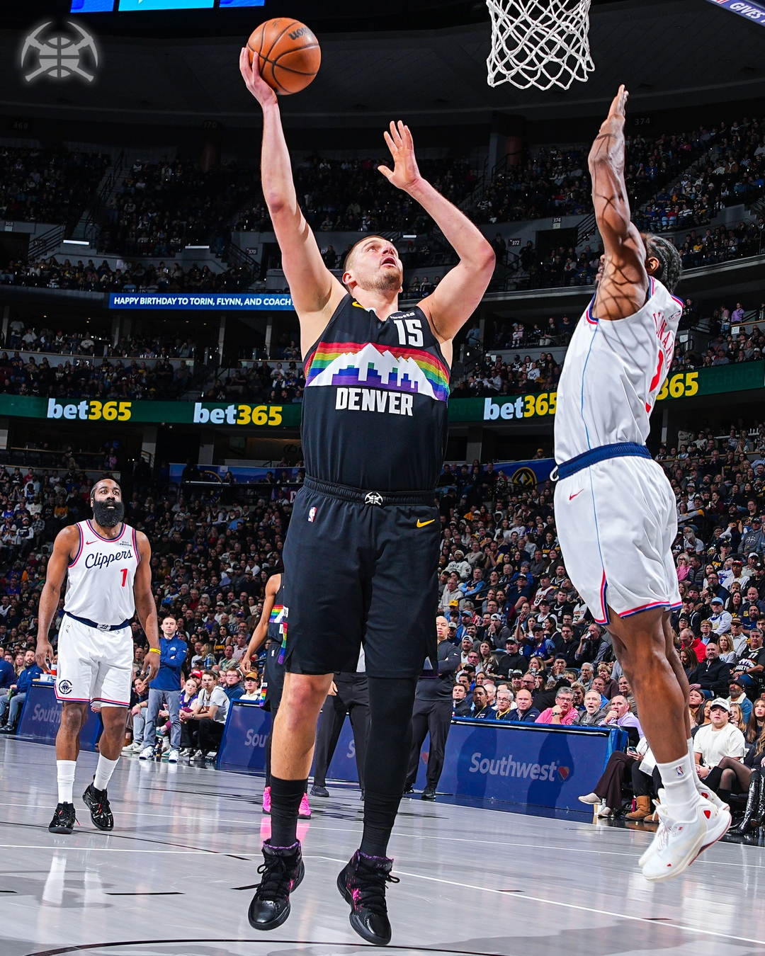 意昂体育-约基奇复出31分12板5助攻掘金战胜快船，哈登25分9助攻小卡21分