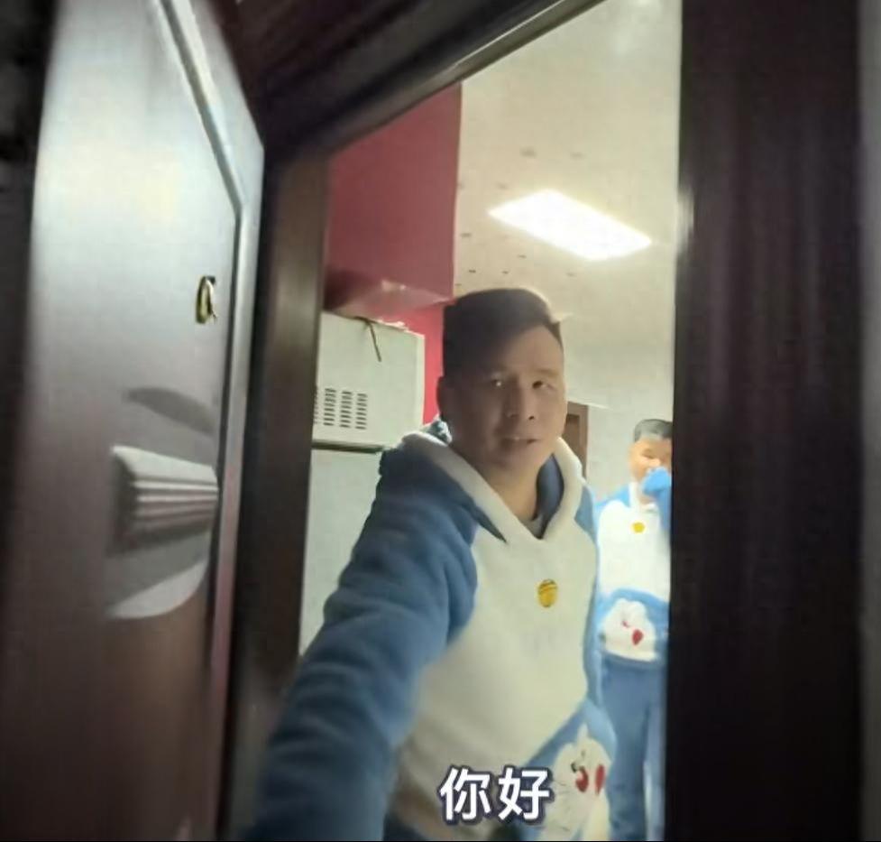 意昂官方-上海40岁双胞胎兄弟，同居30年不结婚，哥哥扮演老公 弟弟是老婆