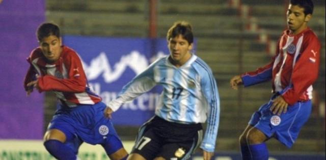 意昂体育-【钩沉】2004年6月29日 梅西首穿阿根廷蓝白剑条衫！