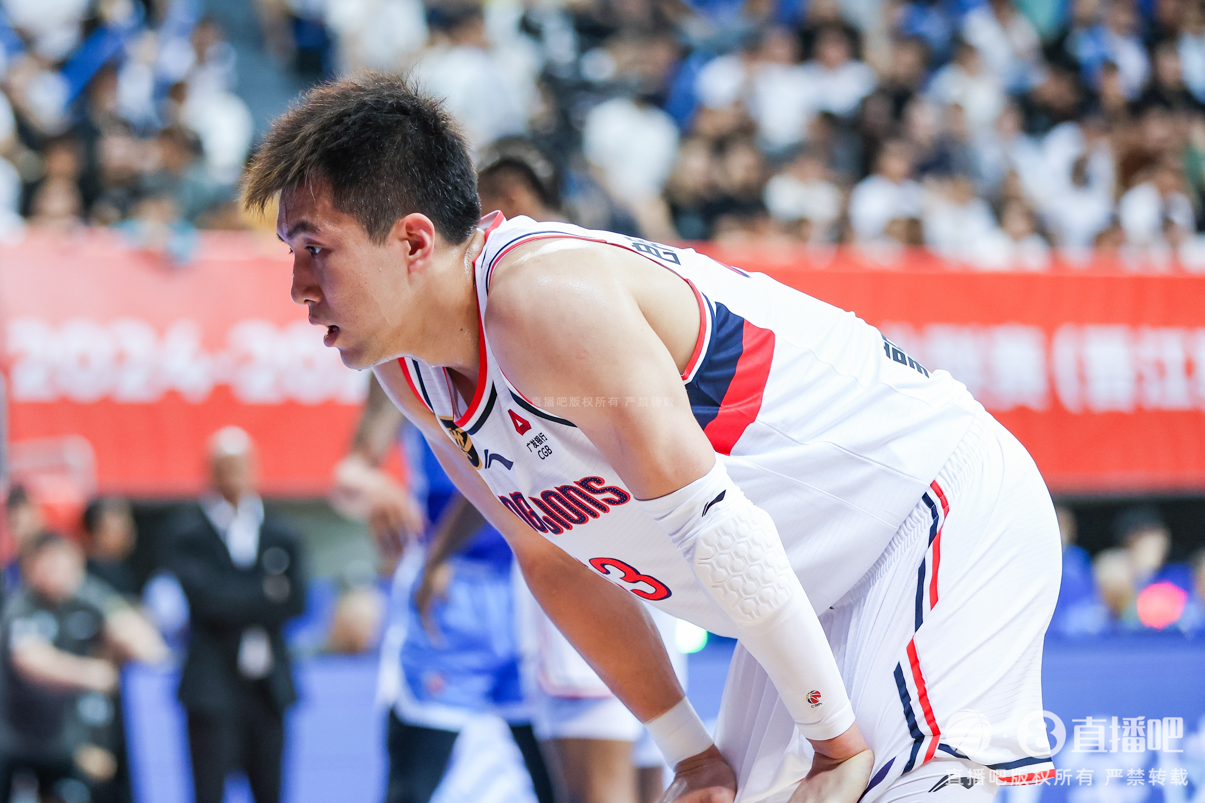 意昂网站-黑透了的一年！郭艾伦3月初遭膝盖重伤赛季报销 今又被诈骗近千万